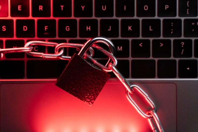 lose up laptop with lock chain